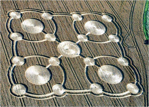 crop circle at Avebury Manor |  July 27 2005