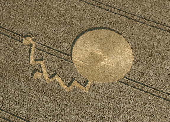 crop circle at East Kennett |  July 26 2006